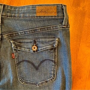 Classic Flare Levi’s Demi Curve Jeans Women’s size 8 Back Pocket Detail